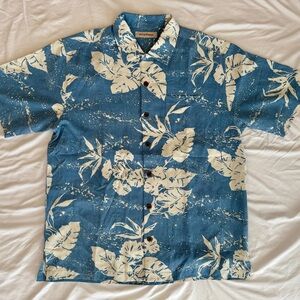 Tommy Bahama 100% Silk NWOT Short-Sleeve Button-Up Shirt
Textured fabric